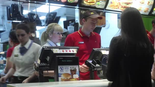 Minsk Belarus April 2018 Besøgende Bestiller Mad Betaler Kreditkort Mcdonald – Stock-video