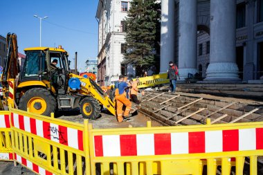 Minsk, Beyaz Rusya, 4 Nisan 2018: İşçi binaya giriş merdiven onarım