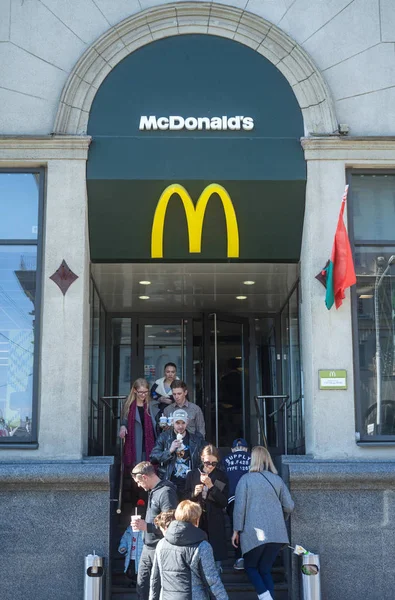 Minsk Wit Rusland April 2018 Bezoekers Betreden Verlaten Van Mcdonald — Stockfoto