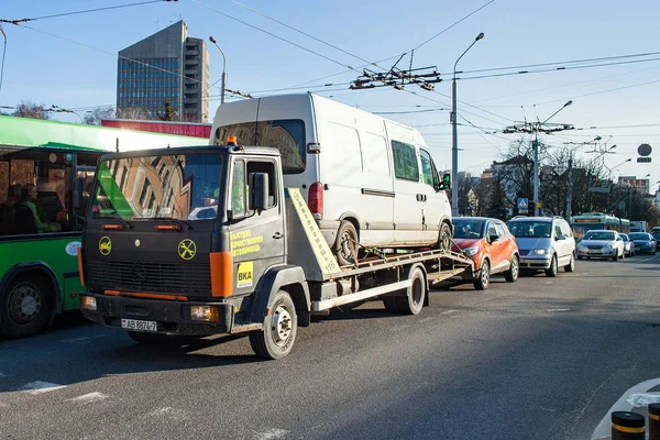 Minsk Bielorrússia Abril 2018 Caminhão Reboque Está Transportando Microônibus Defeituoso — Fotografia de Stock