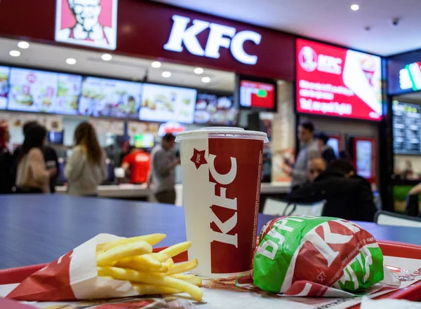 Minsk Bielorrússia Abril 2017 Almoço Hambúrguer Frango Batatas Fritas Bebida — Fotografia de Stock