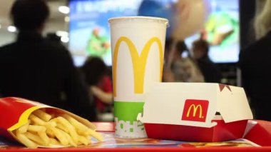 Minsk, Beyaz Rusya, 18 Mayıs 2017: Big Mac hamburger menü bir Mcdonald's restoranı gıda timelapse sipariş eden müşteriler bulanık bir arka plan üzerinde