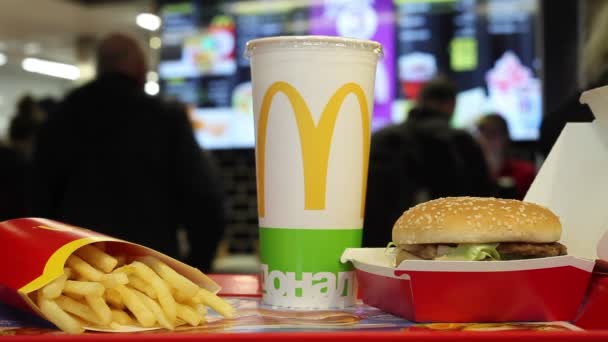 白俄罗斯明斯克 2017年5月18日 麦当劳餐厅的大 Mac 汉堡包菜单在客户订购食品的模糊背景下 — 图库视频影像