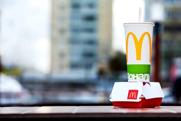 Minsk Bielorussia Aprile 2018 Big Mac Tazza Bibite Analcoliche Sul — Foto Stock