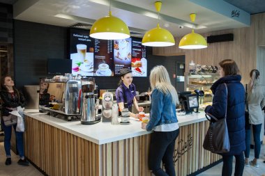 Minsk, Beyaz Rusya, 24 Nisan 2018: İç Mccafe Mcdonald's restoranında. Barmen sipariş müşteriye verir..
