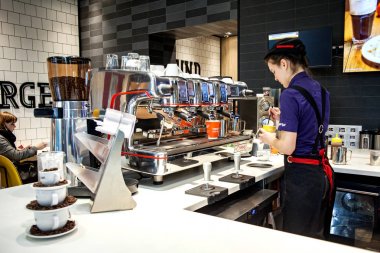 Minsk, Beyaz Rusya, 24 Nisan 2018: Mccafe Mcdonald's restoranında. Barmen kahve kahve makinesi yapıyoruz.