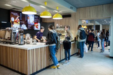 Minsk, Beyaz Rusya, 24 Nisan 2018: İç Mccafe Mcdonald's restoranında. Barmen sipariş müşteriye verir..