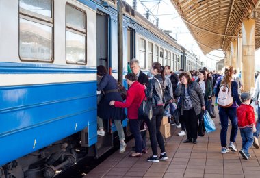 Minsk, Beyaz Rusya, 6 Mayıs 2018: Tren istasyonu yolcu treni girin.