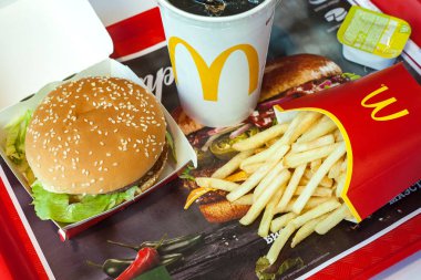 Minsk, Beyaz Rusya, 6 Mayıs 2018: Big Mac hamburger menü bir Mcdonald's restoranı.