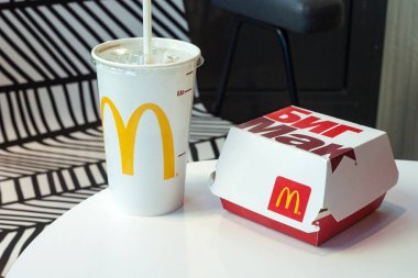 Minsk, Beyaz Rusya, 6 Mayıs 2018: Büyük Mac kutu ve meşrubat tablo Mcdonald's Restoran Mcdonald's logolu