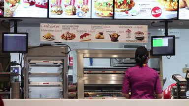 Minsk, Beyaz Rusya, 6 Mayıs 2018: Restoran işçisi bir emir toplar ve müşteri siparişi Kfc restoranı alır..