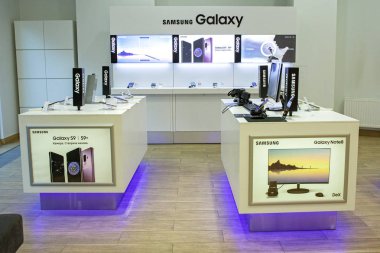 Minsk, Beyaz Rusya, 7 Mayıs 2018: Vitrin Samsung Galaxy bir markalı ile.