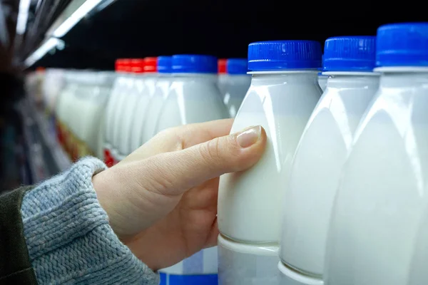 Mujeres Sosteniendo Mano Botella Leche Supermercado Hombre Comprando Leche Tienda — Foto de Stock