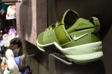 Minsk, Belarus - 8 Kasım 2019: Nike logosu bir şirket mağazasında. Nike spor ayakkabıları sergisi. Nike dünyanın en büyük spor ayakkabı ve giysi tedarikçilerinden biri..