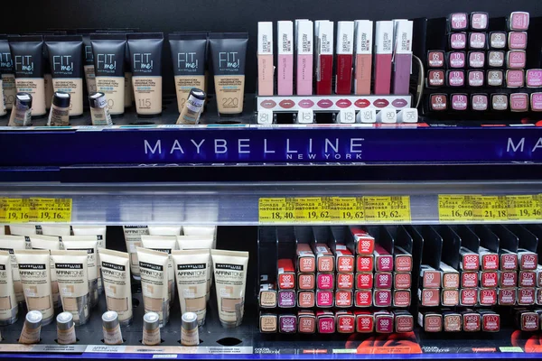 Беларусь Ноября 2019 Maybelline Cosmetics Shopping Mall Maybelline Является Крупным — стоковое фото