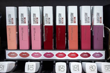 Minsk, Belarus - 8 Kasım 2019: alışveriş merkezinde Maybelline kozmetik ürünleri. Maybelline, dünya çapında satılan büyük bir Amerikan makyaj markası ve Fransız kozmetik şirketi L 'Oral' ın yan kuruluşu..