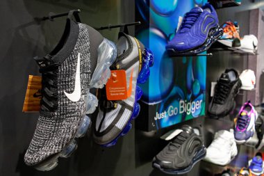 Minsk, Belarus - 8 Kasım 2019: Nike Spor Ayakkabıları. Nike spor ayakkabıları sergisi. Nike dünyanın en büyük spor ayakkabı ve giysi tedarikçilerinden biri..