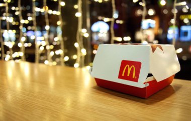 Minsk, Belarus - 22 Kasım 2019: McDonald 's Restoran' da Noel çelengi arka planında McDonald 'ın logosu olan Big Mac Box