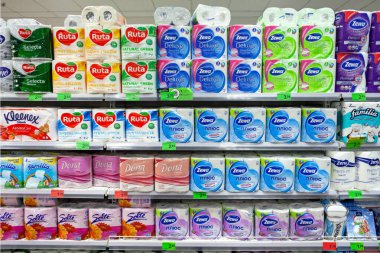 Minsk, Belarus - 23 Kasım 2019: Süpermarkette çeşitli tuvalet kağıdı ve havlular sergileniyor.