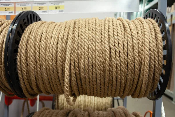 お店のショーウィンドウ上のロープ ロープはコイルの上に巻き上げられています ロープの質感 — ストック写真