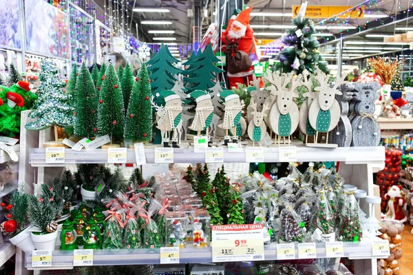 ミンスク ベラルーシ 2019年11月23日 店舗の棚の上のクリスマスの装飾 — ストック写真