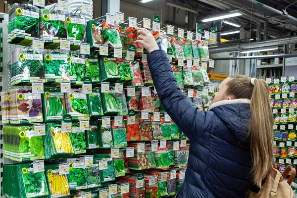 Minsk Belarus Noviembre 2019 Mujer Elige Semillas Envasadas Para Jardinero —  Fotos de Stock