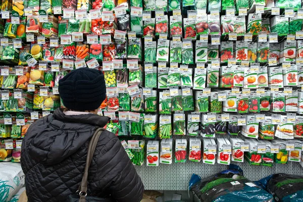 Minsk Belarus Novembro 2019 Mulher Escolhe Sementes Embaladas Loja Para — Fotografia de Stock