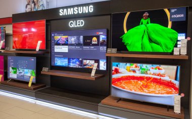 Minsk, Belarus - 1 Aralık 2019: Samsung TV 'ler markalı bir mağazada geliştirildi.