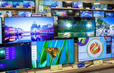 Minsk, Belarus - 22 Kasım 2019: Elektronik mağazasındaki farklı markaların televizyonları.
