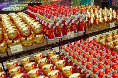 Minsk, Belarus - 22 Kasım 2019: Çikolatalı Noel Baba, ayılar ve tavşanlar süpermarket rafında Lindt