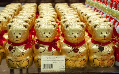 Minsk, Belarus - 13 Aralık 2019: Süpermarket rafında Lindt 'in çikolatalı oyuncak ayıları