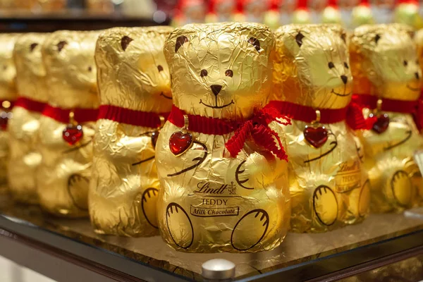 Minsk Belarus Diciembre 2019 Osos Peluche Chocolate Lindt Estante Del —  Fotos de Stock