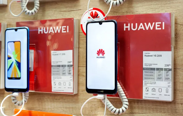 Minsk Belarus Diciembre 2019 Huawei Smartphones Primer Plano Escaparate Huawei — Foto de Stock