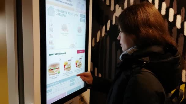 Minsk Belarus December 2019 Woman Uses Kiosk Order Food Mcdonald — Stock Video