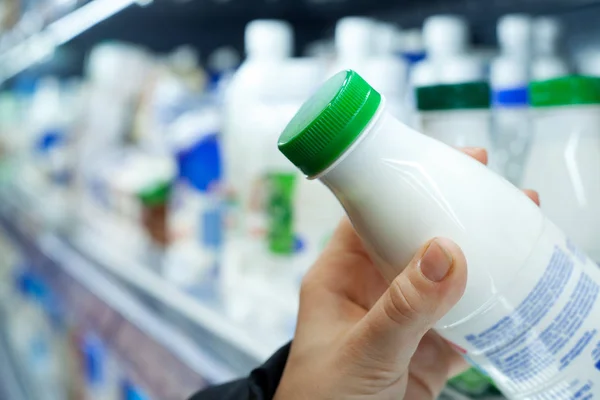 Hand Hält Milchflasche Supermarkt Mann Kauft Milch Lebensmittelgeschäft Ein Nahaufnahme — Stockfoto