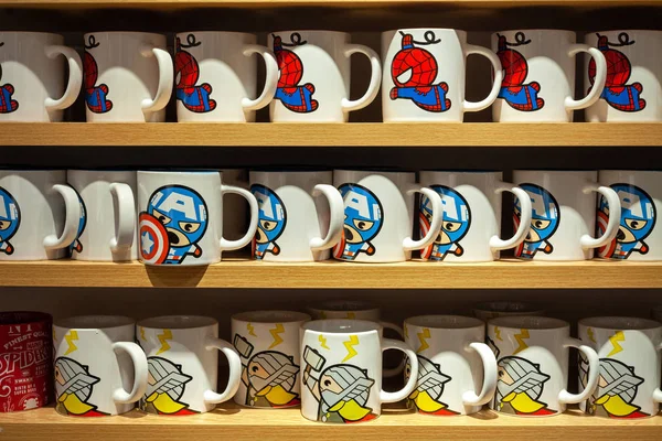 白俄罗斯明斯克 2019年12月20日 Miniso商店架子上的陶瓷杯 上面有神奇超级英雄的图像 蜘蛛侠 美国队长和托鲁斯 Miniso商店的纪念品 — 图库照片