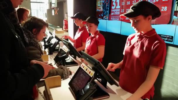 Minsk Vitryssland December 2019 Besökare Beställer Mat Mcdonalds Restaurang — Stockvideo