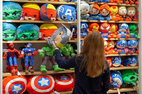 Minsk Belarus December 2019 Buyer Chooses Toys Superheroes Marvel Universe — Stock Photo, Image