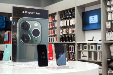 Minsk, Belarus - 27 Ocak 2020: iphone 11 Pro Apple Store 'da sergilendi
