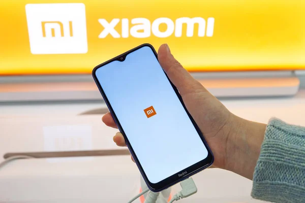 Беларусь Января 2020 Года Смартфон Логотипом Xiaomi Экране Руке Клиент — стоковое фото