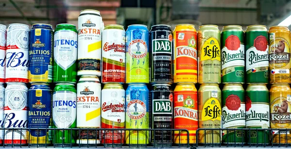 ミンスク ベラルーシ 2020年1月29日 スーパーマーケットの棚でビール缶 世界的に有名なビールブランドのコレクション — ストック写真
