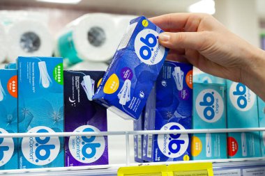 Minsk, Belarus - 2 Şubat 2020: kadın Tampon Kadın Doğum Uzmanı satın aldı. Süpermarkette..