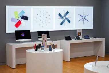 Minsk, Belarus - 29 Ocak 2020: iphone cep telefonları, imac bilgisayarlar ve ipad tabletleri Apple Store 'da satılıktır. Apple Inc modern bir küresel perakende zinciri ile bilgisayar ve elektronik cihazlar satıyor