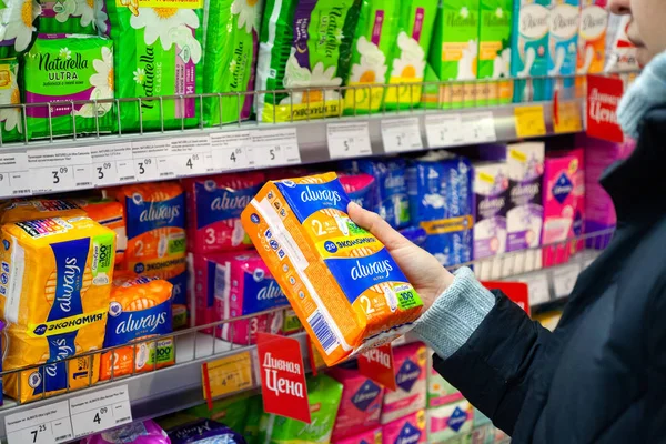 Minsk Belarus Febrero 2020 Mujer Compra Protección Higiénica Supermercado Una — Foto de Stock