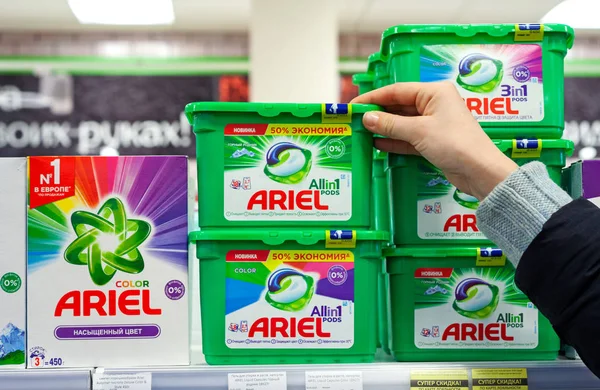 白俄罗斯明斯克 2020年2月2日 一位买家从超市货架上拿走了Ariel洗衣粉 女人在超市买洗衣粉 — 图库照片