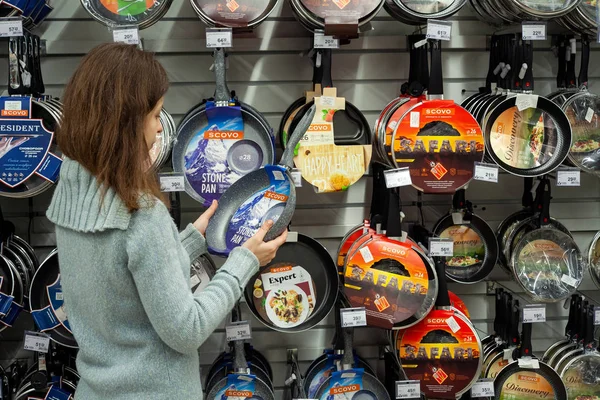 Minsk Belarus Enero 2020 Mujer Eligiendo Sartén Supermercado Gran Selección —  Fotos de Stock