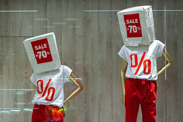 Loja Com Conceito Desconto Manequins Uma Camiseta Com Sacos Papel — Fotografia de Stock