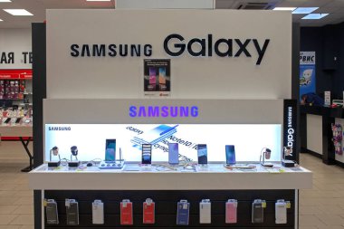Minsk, Belarus - 13 Ocak 2020: Samsung Galaxy akıllı telefonlar, saatler ve diğer şirket ürünleri markalı bir mağazada sergileniyor.