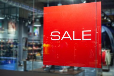 Kırmızı posterde metin indirimi olan vitrin resmi. Alış veriş arka planı.