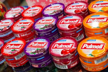 Minsk, Belarus - 27 Ocak 2020 Pulmoll Pastilleri. Farklı tatlarda lolipopları bir mağazada emmek..